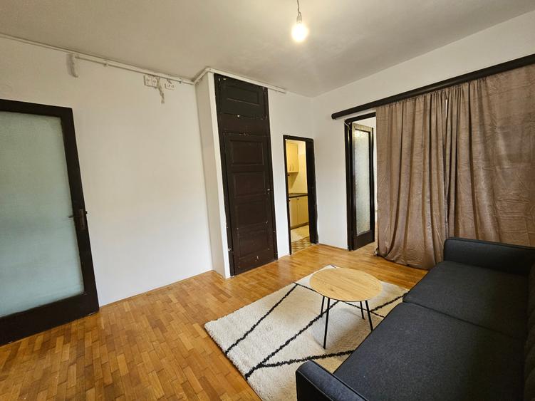 Apartament cu 2 camere semidecomandat, mobilat în P-ța Victoriei
