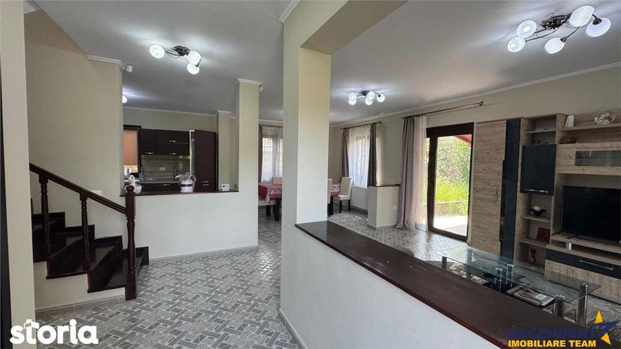 Casă cu 6 camere cu Teren 500 Mp în Corunca