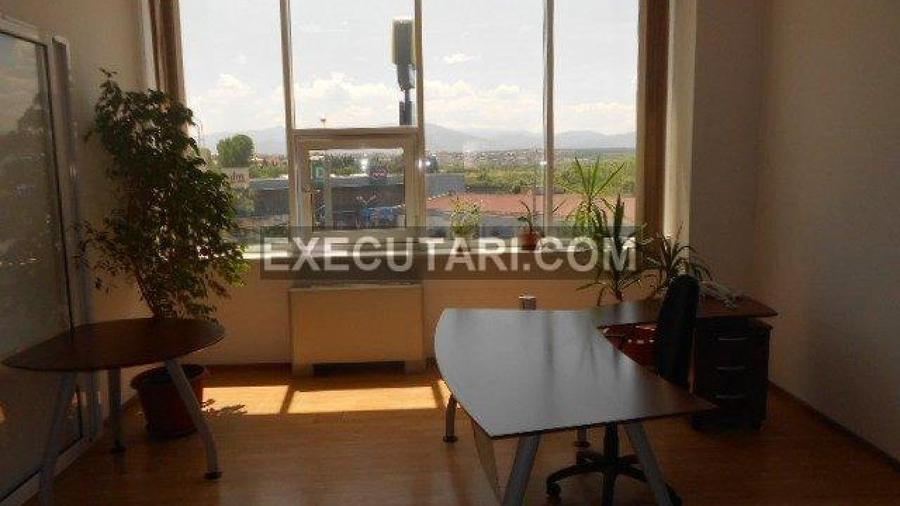 Spațiu comercial, de 5,500 mp, în Central