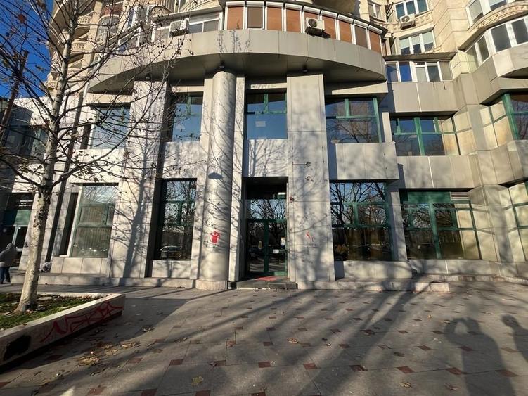 De inchiriat spatiu comercial cu ISU in zona Unirii. Pretabil clinica - 2