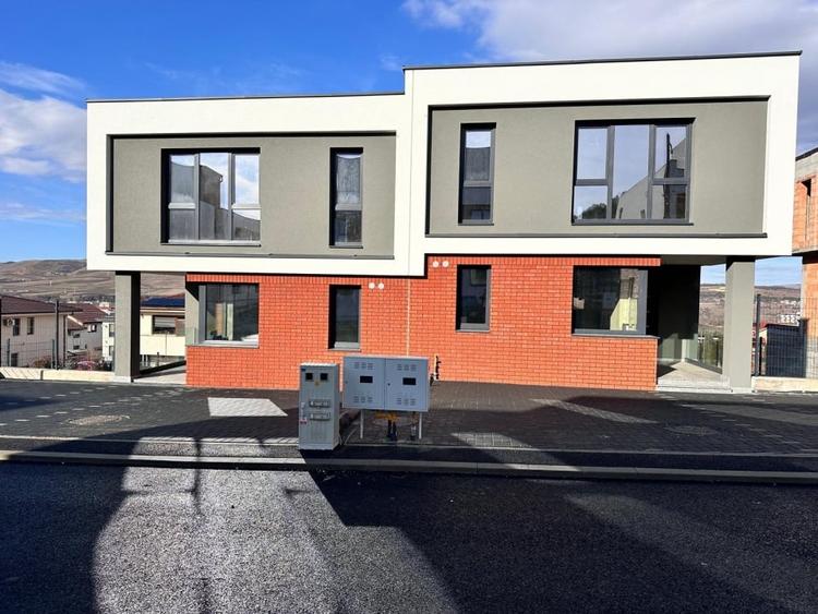 Casa/duplex de vanzare 3 nivele 170mp utili zona Narciselor 270mp teren - 1