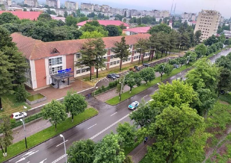 Apartament doua camere, deco, hol patrat, etaj zece, Tic Tac