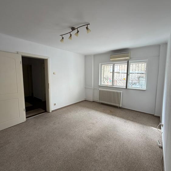 Piata Romana - parter de bloc - nemobilat - constructie 1981 - 1