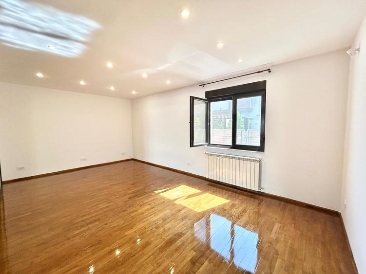 Casă individuală cu 7 camere cu Piscina în Iancu Nicolae