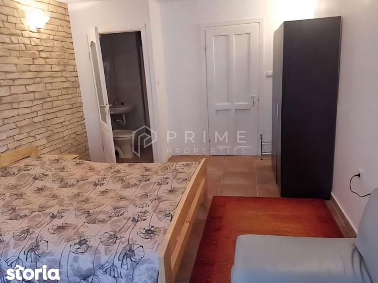Casă cu 8 camere cu Teren 922 Mp în Livezeni