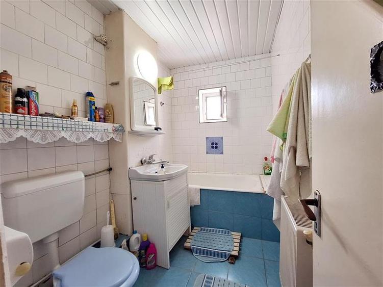 Apartament cu 3 camere semidecomandat în Mioriței