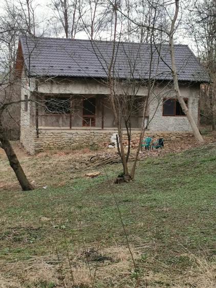 Casă cu 2 camere cu Teren 1960 Mp în Teișani