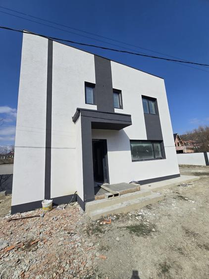Casă individuală cu 4 camere cu Teren 400 Mp în Mărgineni