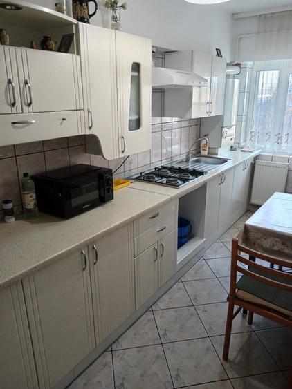 Inchiriez apartament cu trei camere - 1