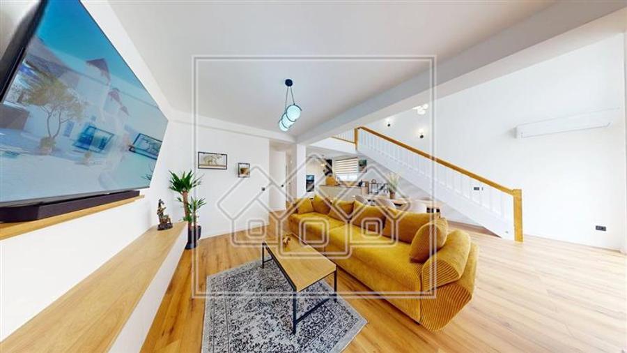 Penthouse cu 4 camere decomandat în Cristian