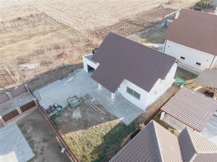 Casa standarde ridicate, la cheie  , 4 + camere, cu garaj atasat de casa si 410 - 9