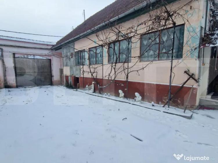 Casa parter teren 836 mp, 150 mp utili 2 corpuri , asfalt , - 2