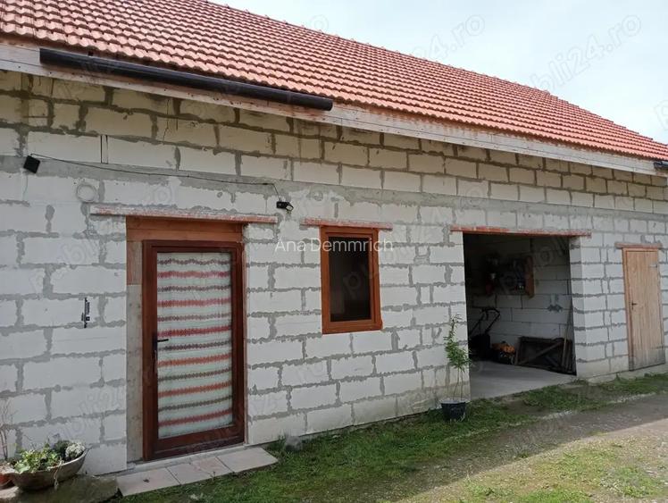 Se vinde casa in ro?u tencuita pe interior in Coas Se vinde casa in ro?u tencuita pe interior in Coas