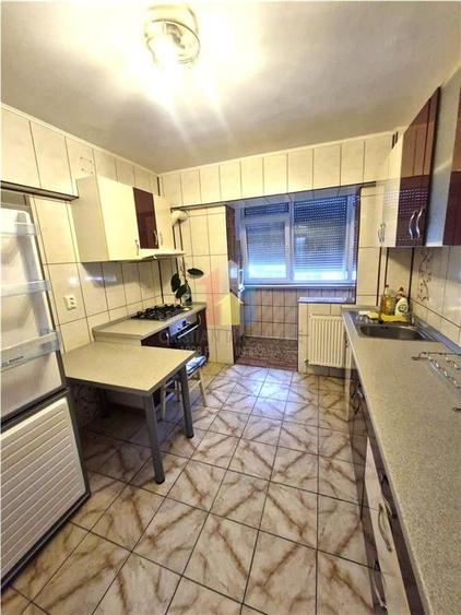 Apartament cu 3 camere decomandat în Obor