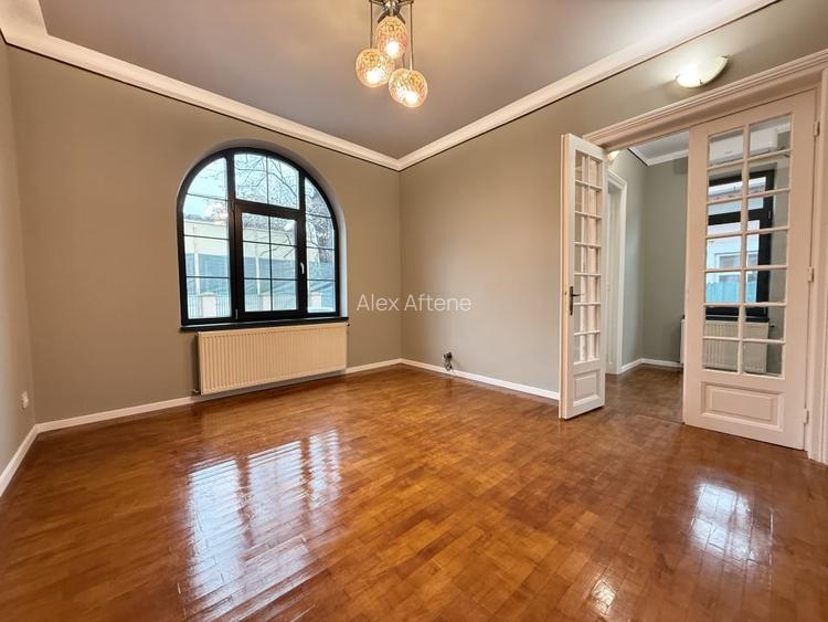 Casa renovata, ideala pentru firma sau locuinta, cu curte, in Crangasi