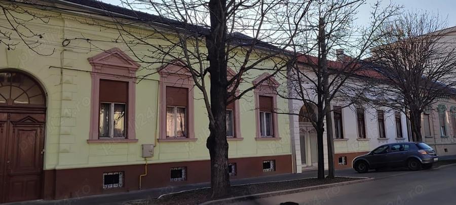 Vand casa 4 camere zona Ultracentrala - 1