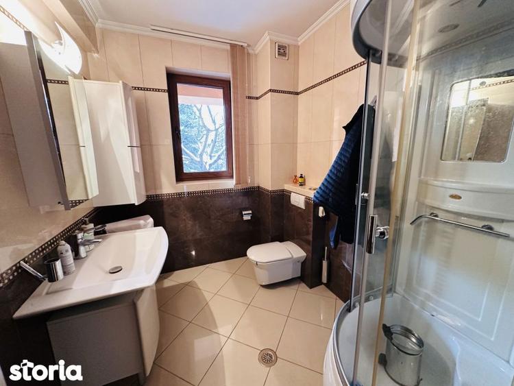 Resedinta emblematica in Chiajna-Rosu pe malul lacului, 785 mp, 2500 m - 5