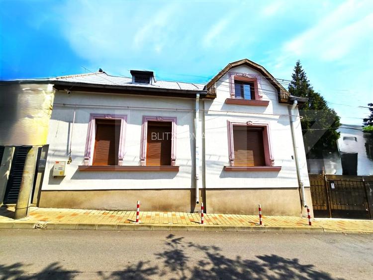 Casa individuala cu arhitectura clasica, renovata exterior, ultracentrala