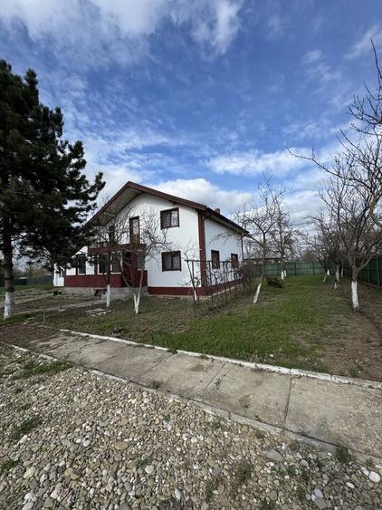 Casă cu 4 camere cu Teren 4044 Mp în Drăgoești
