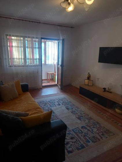 Dau spre inchiriere apartament 2 camere str. sucedava langa piata mare Roman etaj 1 , propriar nu ag - 4