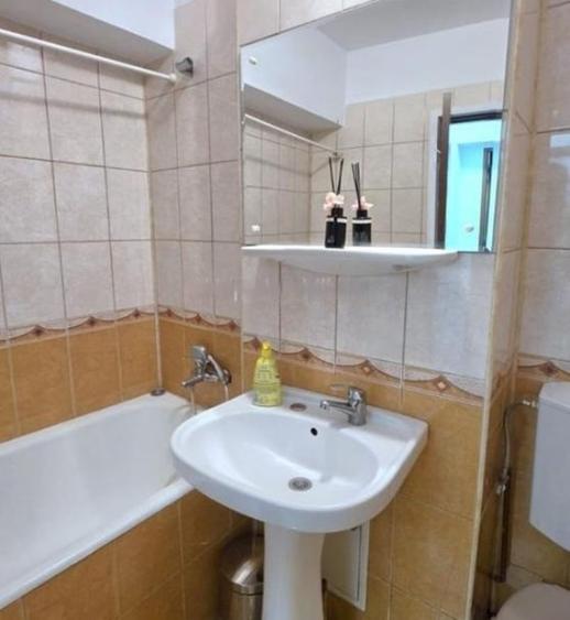 Apartament cu 4 camere decomandat, mobilat în Universitate