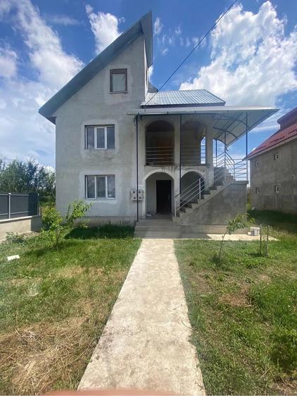 Casă cu 2 camere cu Teren 1300 Mp în Central