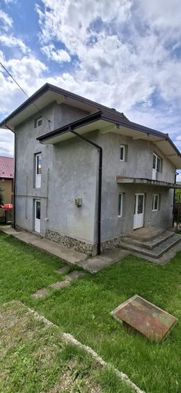 Casă individuală cu 5 camere cu Teren 400 Mp în Bucium
