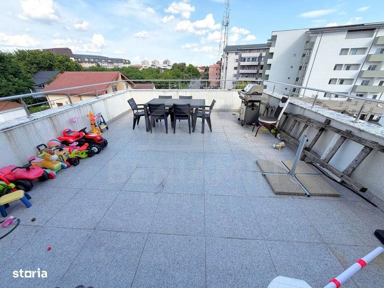 Apartament cu 4 camere în Craiovița Nouă