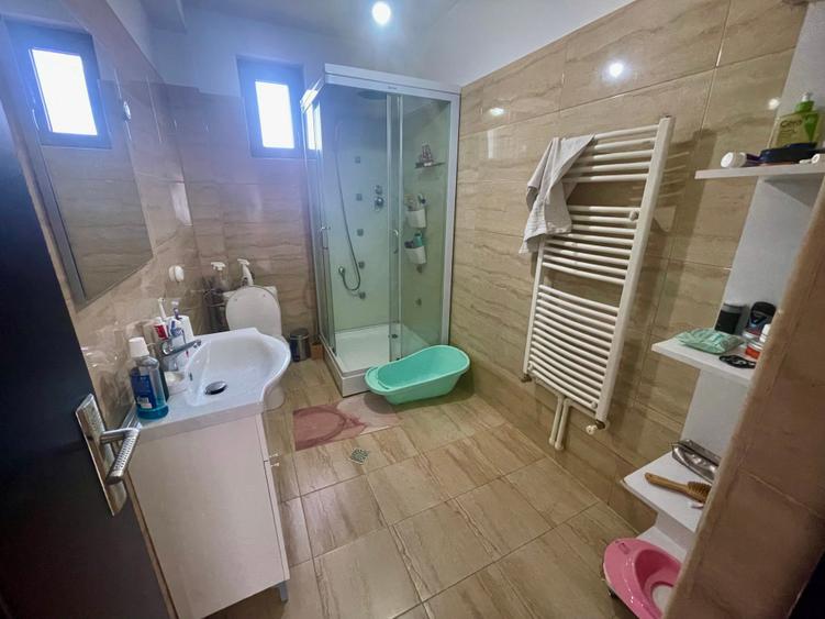 Casă individuală cu 7 camere cu Canalizare în Metalurgiei