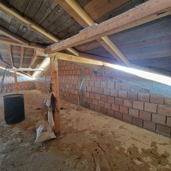 Se vinde casa la rosu, sat  Malaiesti jud. Prahova , pret 72000 euro negociabil - 14