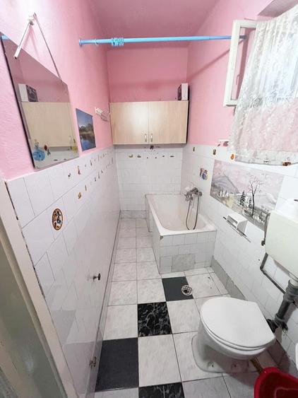 Casa de vanzare la Marghita, str. Liliacului nr.30 Teren mare, cu doua imobile, 2 intrari auto, pivn - 1