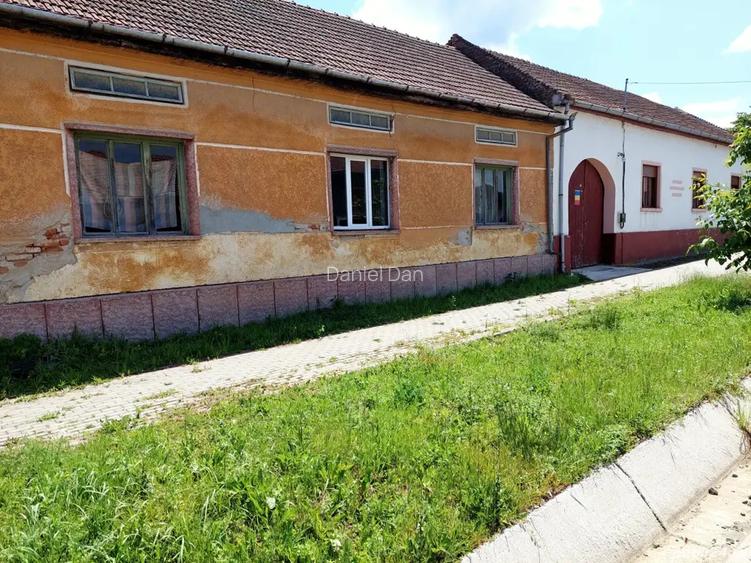 Casa la tara cu teren arabil