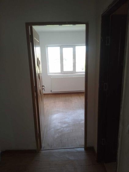 Vand apartament 2 camere semidecomandat et 4 60mp zona primaria - 3