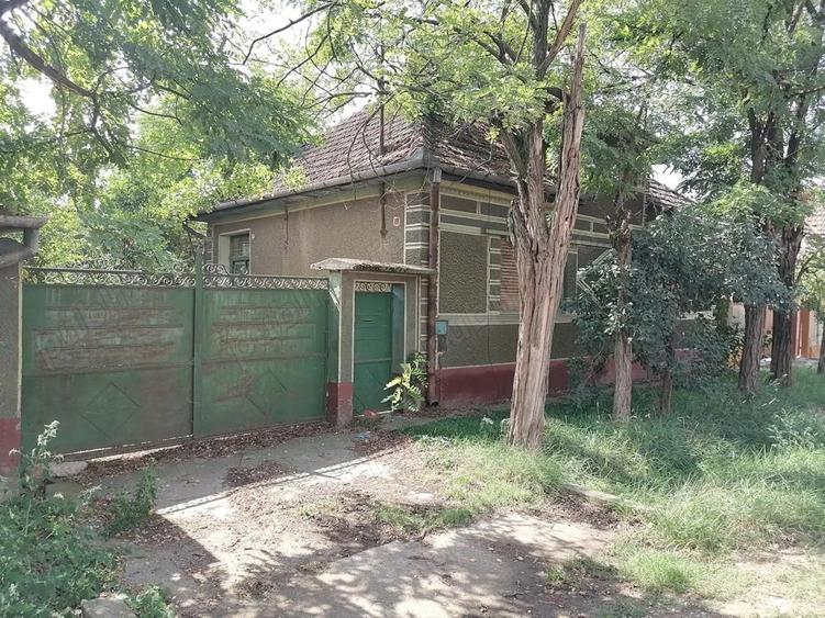 Vand casa cu gradina ?i teren 28 arii in Ciumeghiu langa biserica - 1