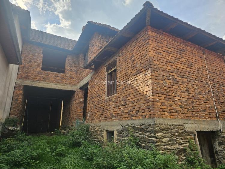 Casa de vacanta in rosu + 6400 mp teren