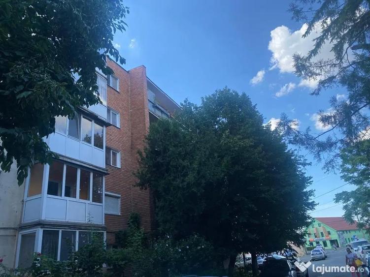 Apartament cu 4 camere decomandat în Miorița
