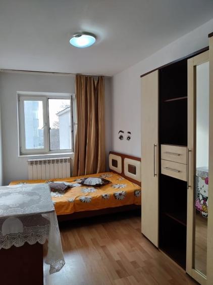 Inchiriez apartament 3 camere - 4