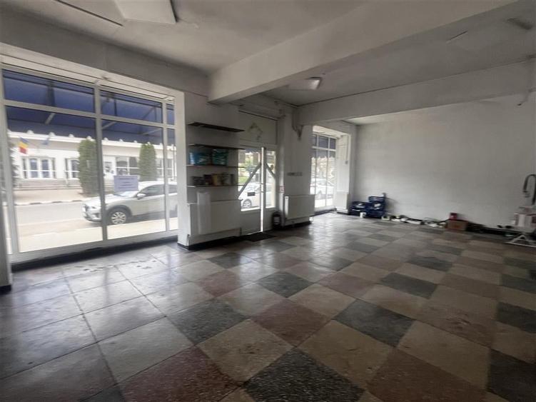 Spatiu comercial de 120 mp in Plopeni, zona cu vad . - 8