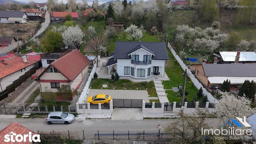 Casa / Pensiune exclusivista - Petrila (Bratianu) | 4 camere cu baie - 1