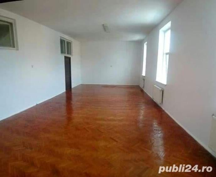 Casă cu 6 camere cu Teren 629 Mp în Tineretului
