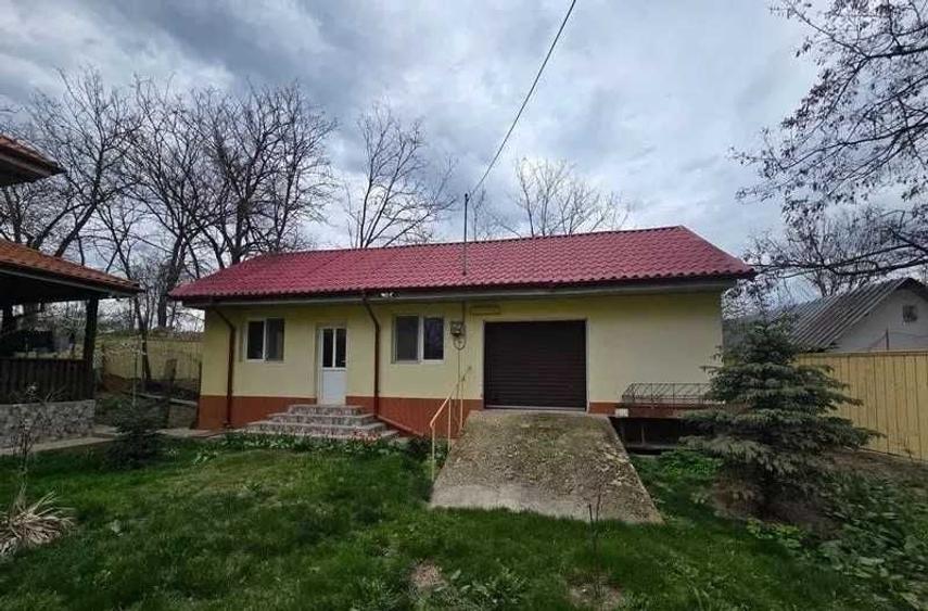 Casă cu 4 camere în Dobrinești