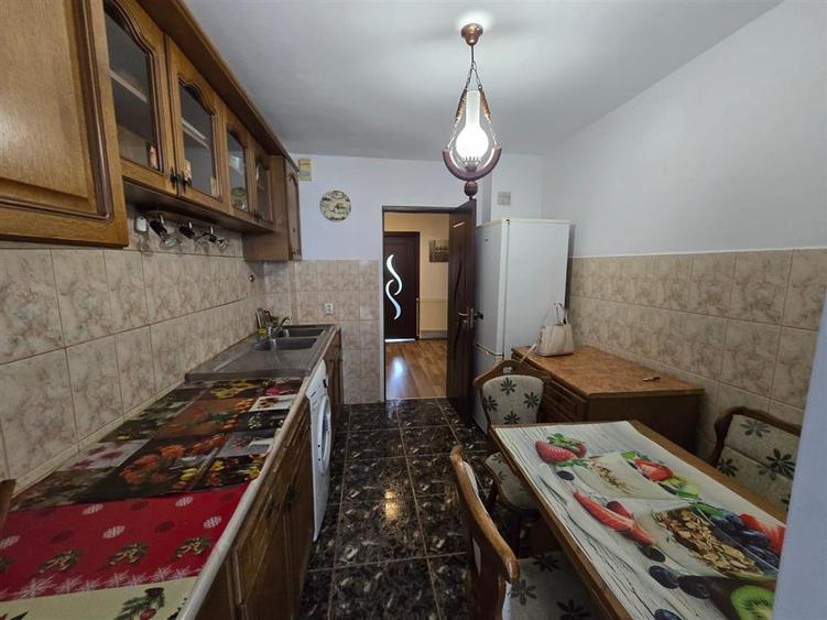 Apartament cu 3 camere decomandat în 9 Mai