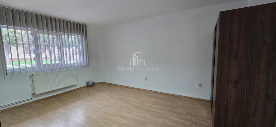 Apartament cu 3 camere decomandat în Est