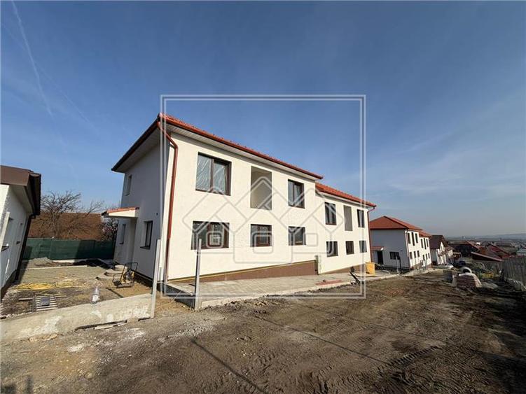Duplex cu 4 camere cu Canalizare în Șura Mică