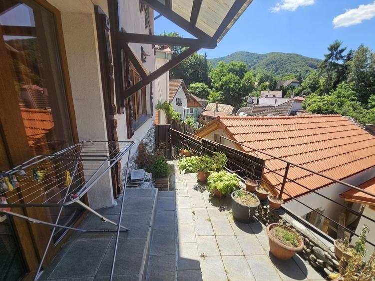 Casă individuală cu 5 camere cu Canalizare în Schei