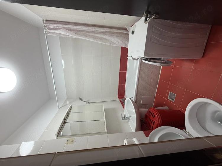 Apartament cu 3 camere semidecomandat în Rahova