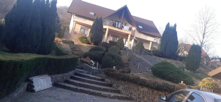 Casă cu 5 camere cu Teren 1800 Mp în Săsar