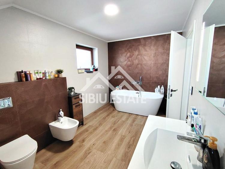 Casă individuală cu 5 camere cu Canalizare în Tineretului