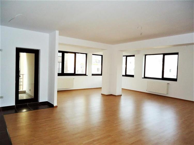 Apartament cu 3 camere semidecomandat, mobilat în Herăstrău