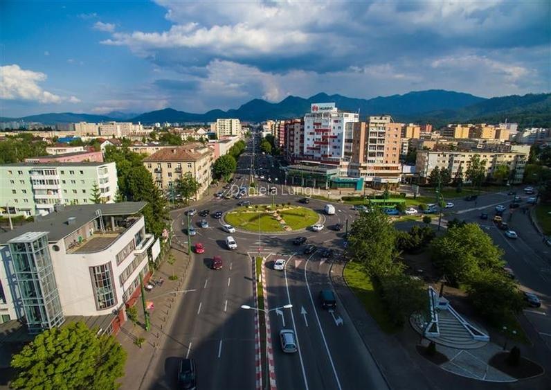 Spatiu comercial, ariere favorabila, la intersectie de cartiere Spatiu comercial, ariere favorabila, la intersectie de cartiere